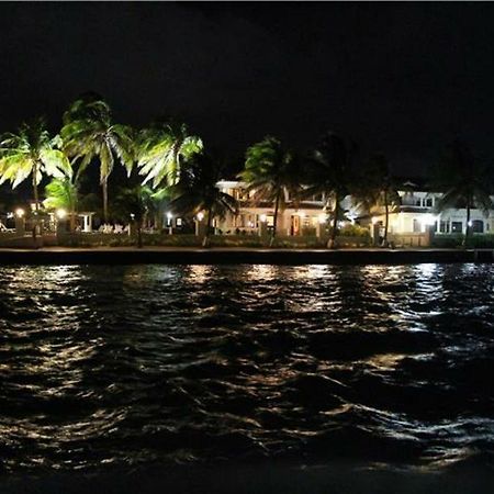 Isla Bonita Yacht Club Hotel San Pedro  Exterior photo